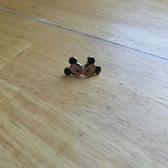 3/20$ Disney Mickey mouse stud earrings - Picture 1 of 3